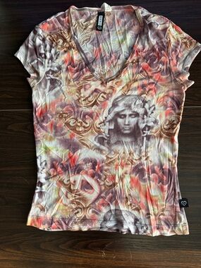 XOXO Women's V-Neck Graphic Tee - Brown, Pink, Orange